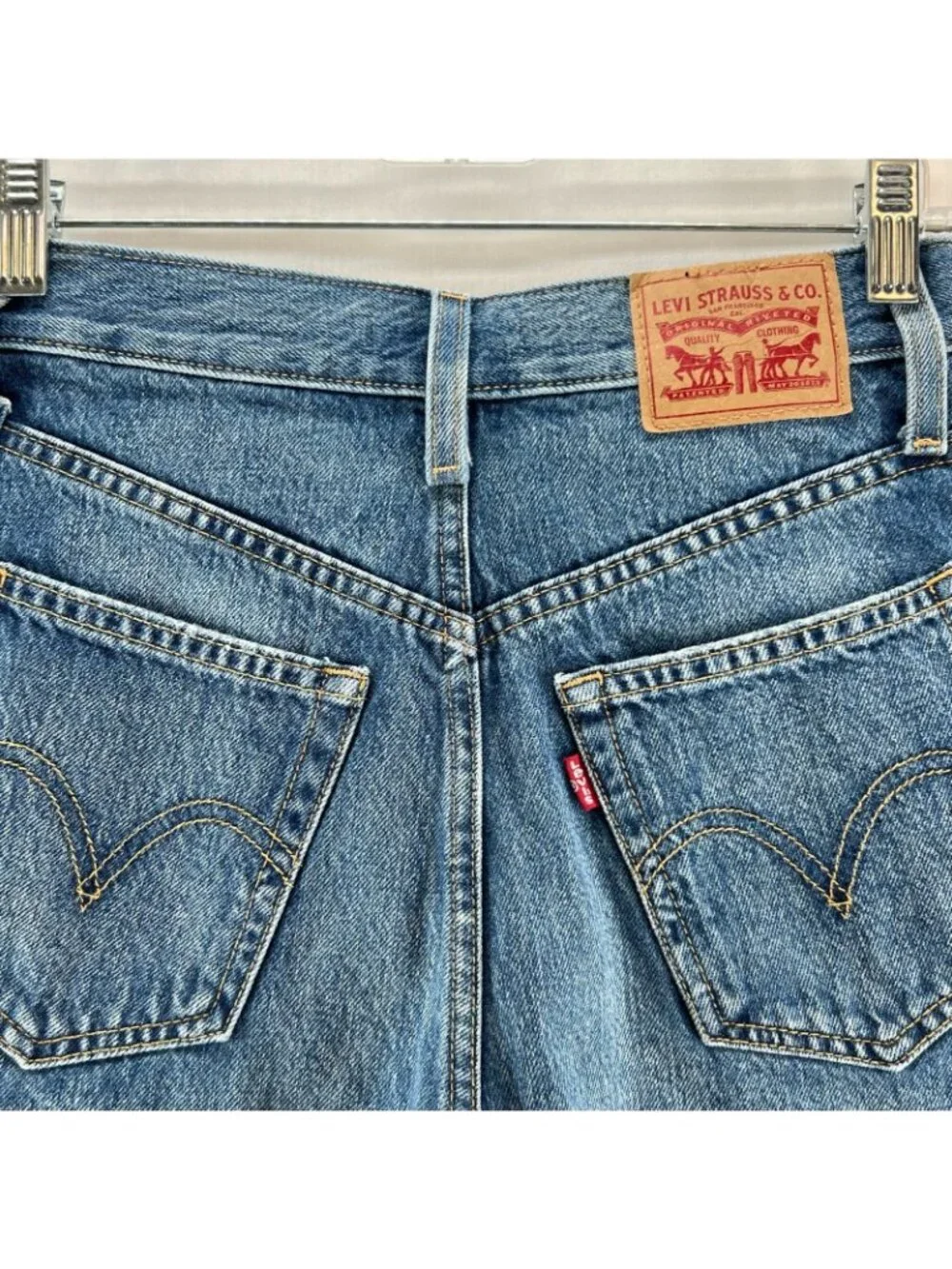Levi's High Waisted Mom Shorts Womens 25 Zip Fly Pockets Medium Wash Denim Blue